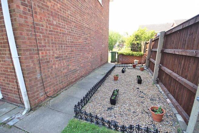 Garden to side 