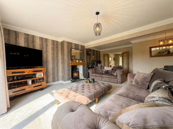 5 bed Detached for sale Image 4