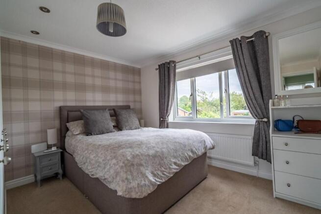 5 bed Detached for sale Image 9
