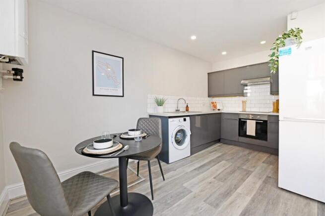 3 bed Apartment to rent Image 9