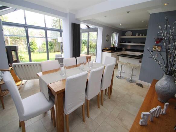 FAMILY LIVING/DINING