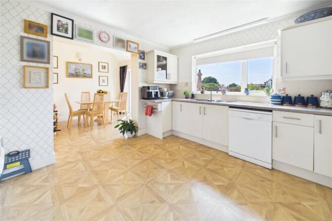 4 bed Bungalow for sale Image 8