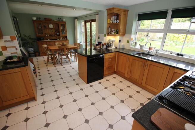 Kitchen & Breakfast Room