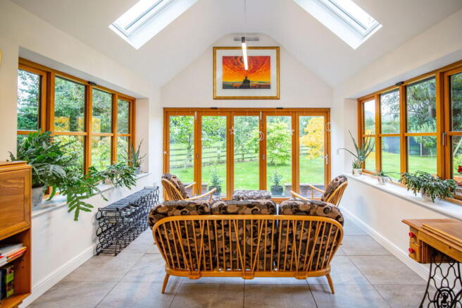 5 bed Detached for sale Image 9
