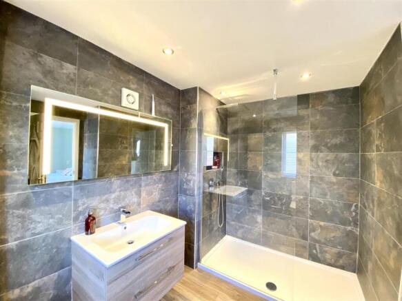 EN-SUITE SHOWER ROOM