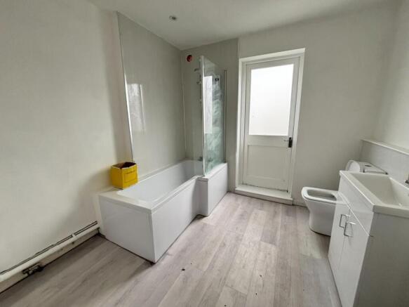 2 bed Apartment to rent Image 6