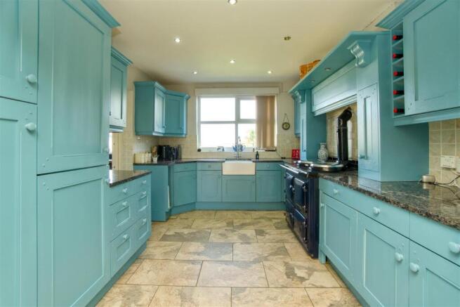 5 bed Detached for sale Image 9