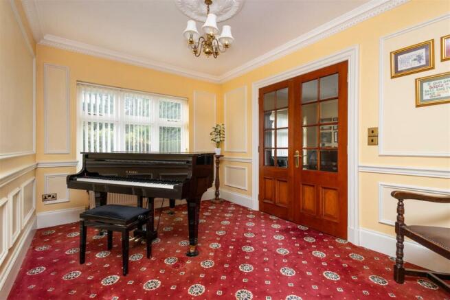 4 bed House for sale Image 7