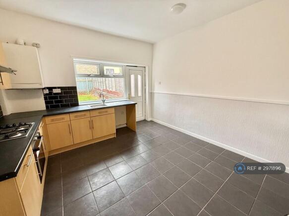 2 bed Terraced to rent Image 6