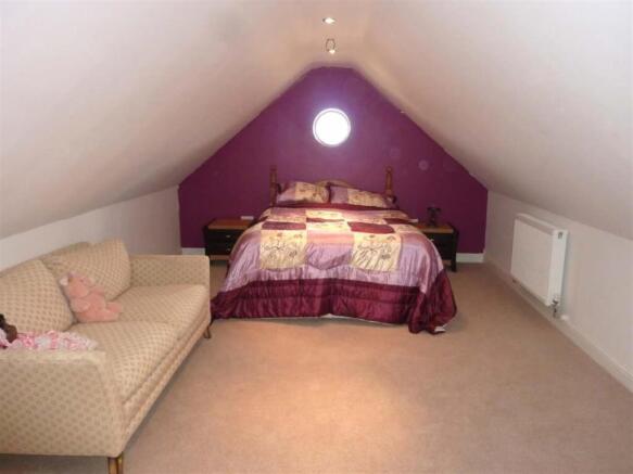 BEDROOM FIVE / SITTI