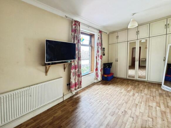 4 bed Detached for sale Image 9