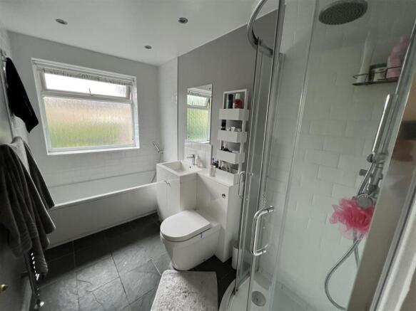 Main Bathroom.jpeg