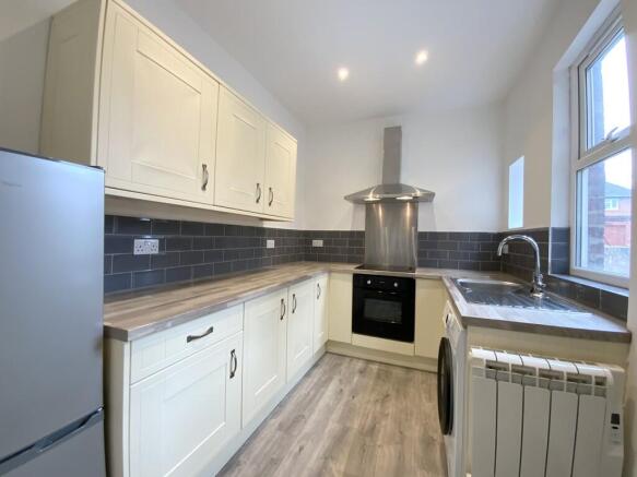 2 bed Terraced to rent Image 6