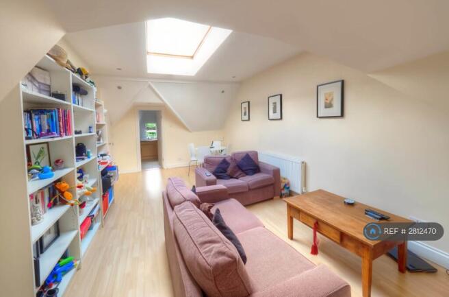 Living Room With Previous Tenant¿s Furniture