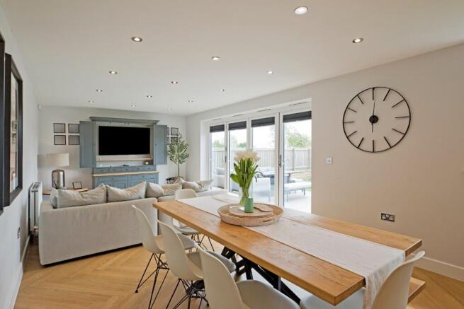 5 bed Detached for sale Image 9