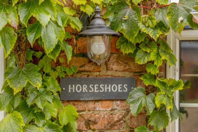 Horseshoes (Tytton Court)-12