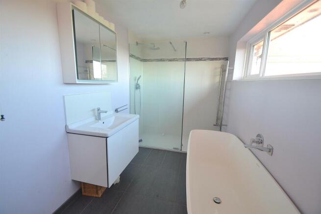 EASTERNEW2BATHROOM.JPG