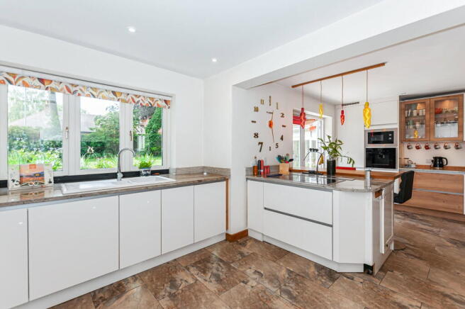 4 bed Detached for sale Image 7