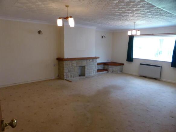 LOUNGE/DINING ROOM