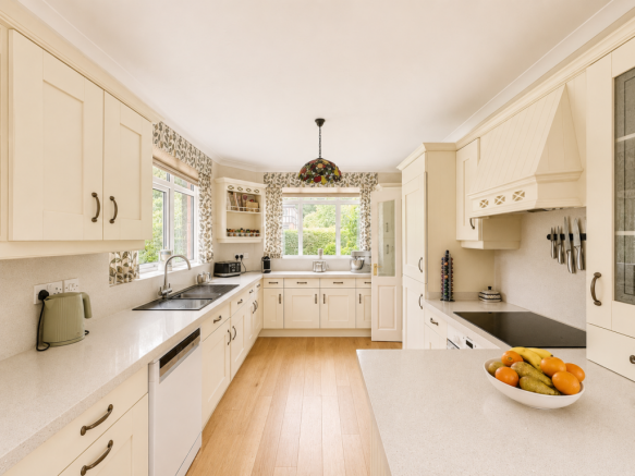 4 bed Detached for sale Image 6