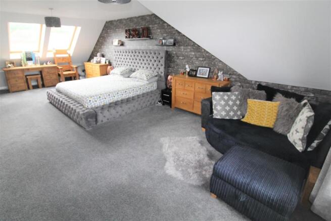 IMPRESSIVE UPPER FLOOR BEDROOM SUITE