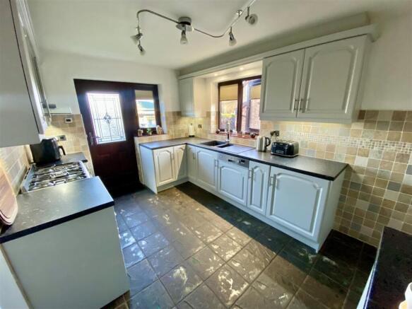 4 bed Detached for sale Image 8