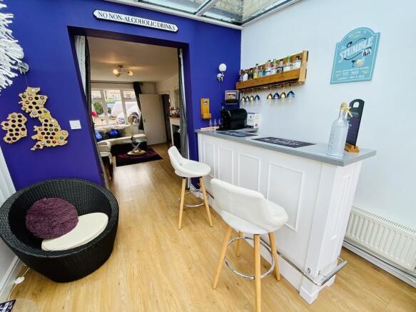 Conservatory/Bar ...