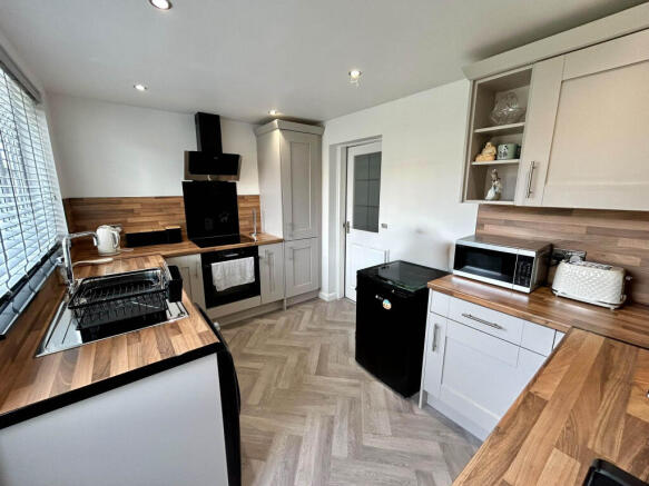 2 bed Terraced to rent Image 4