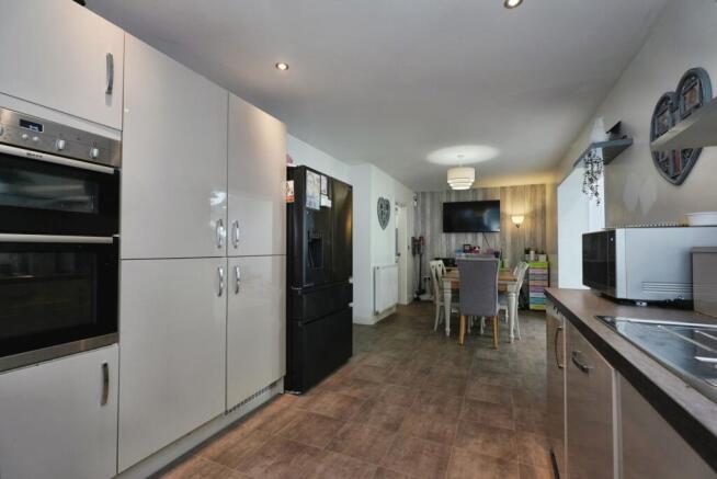 4 bed Detached for sale Image 6