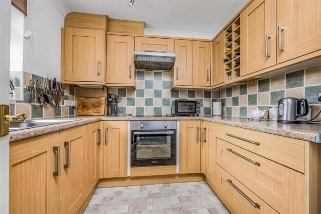 2a Wheatlands Crescent, Hayling Island-Small-Porti