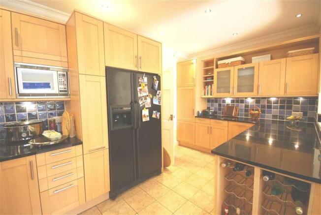 KITCHEN/ BREAKFAST R