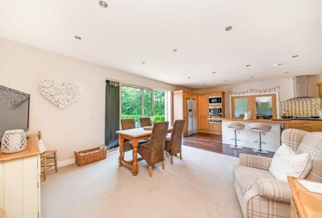 OPEN-PLAN DINING KITCHEN AND FAMILY ROOM