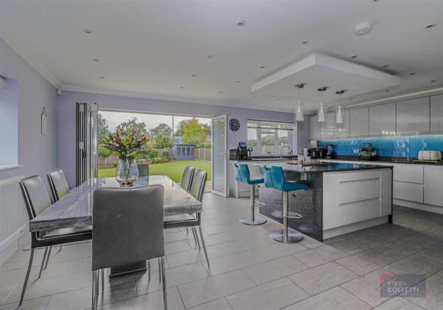 KITCHEN/DINING ROOM