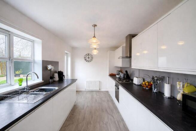 4 bed Detached for sale Image 4