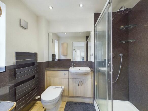 Ensuite to Bed 1