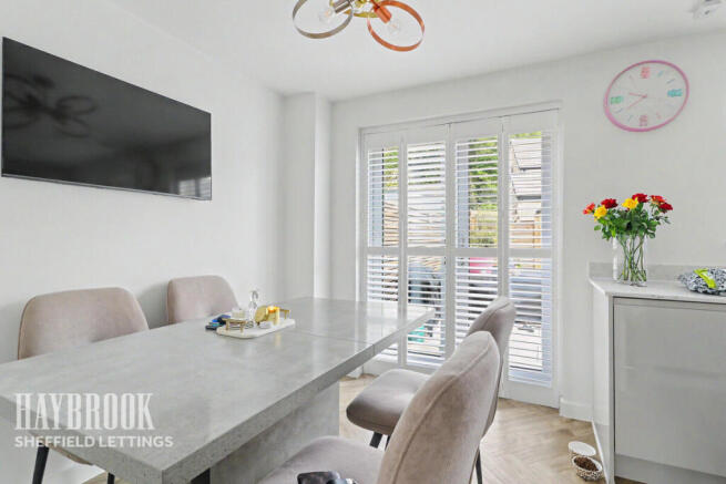 4 bed Semi-Detached to rent Image 6