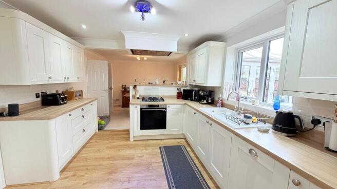 4 bed Detached for sale Image 5