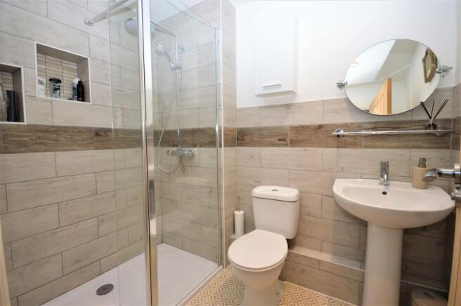 FAMILY SHOWER ROOM