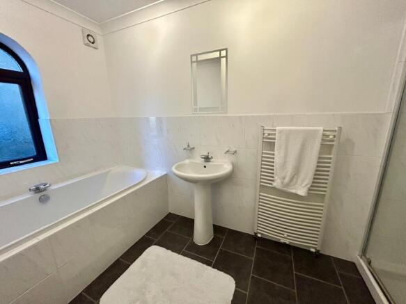 5 bed Detached for sale Image 9