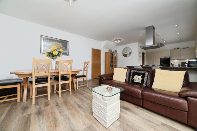 4 bed Detached to rent Image 5
