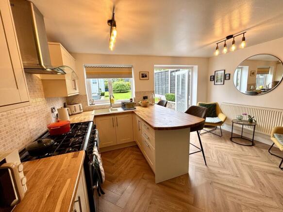 3 bed Semi-Detached for sale Image 8