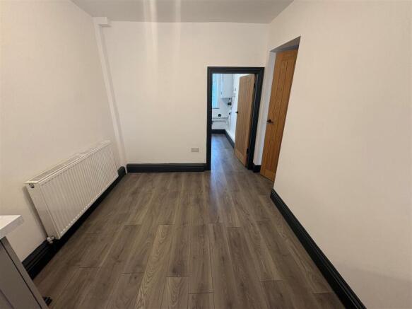 4 bed Semi-Detached to rent Image 4