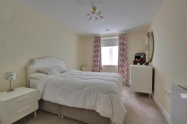 2 bed Flat for sale Image 8