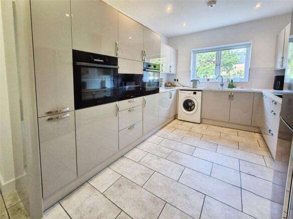 Buttercup Drive, Polegate, BN26 photo 4