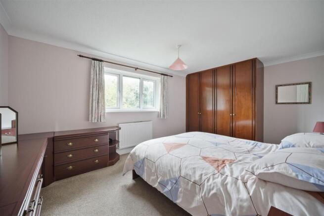 5 bed Detached for sale Image 8