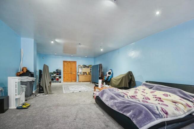 4 bed Flat for sale Image 9