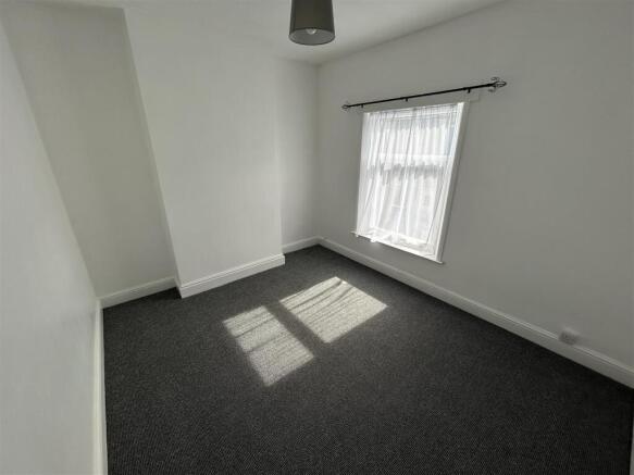 2 bed Terraced to rent Image 5