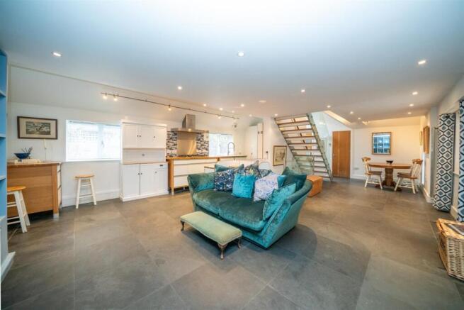 Open plan lounge/dining/kitchen