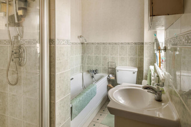 Bathroom Off Bed ...