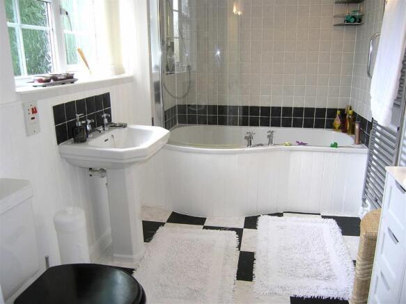 FAMILY BATHROOM